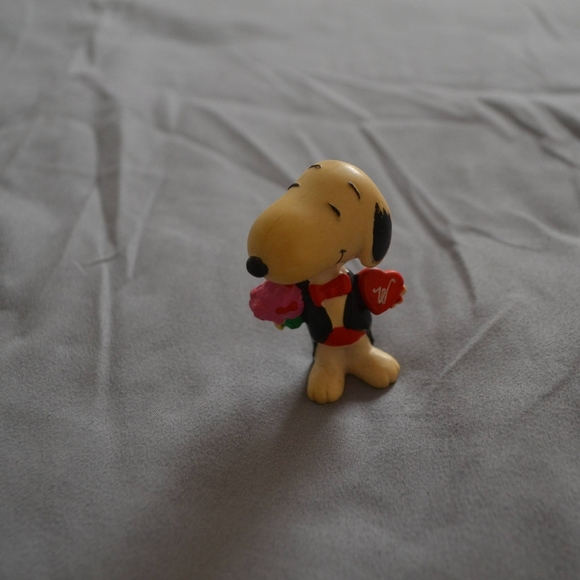 Snoopy Valentines Day Figurines - Picture 2 of 5
